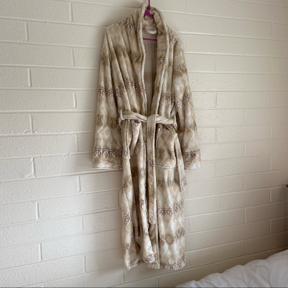 Fluffy Robe - Picture 3 of 6